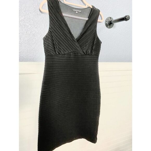 Tana B Black Sheath V- Neck Sleeveless Dress - Picture 2 of 5
